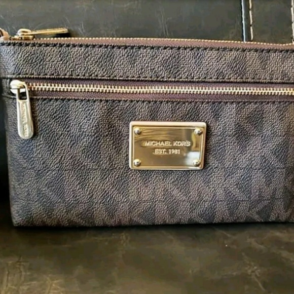 Michael Kors Handbags - MICHAEL KORS DOUBLE ZIPPER JET SET BROWN WRISTLET